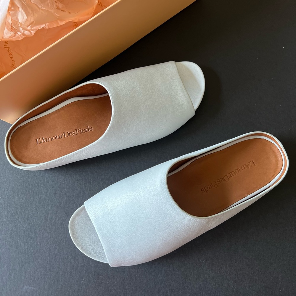 L’Amour Des Pieds Minimalist Flat White Sandals. Open Toe Leather Slides